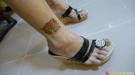 亞洲少女 Lan C 在床上做愛前脫光衣服