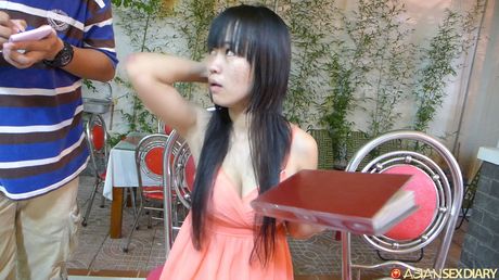 亞洲少女 Lan C 在床上做愛前脫光衣服