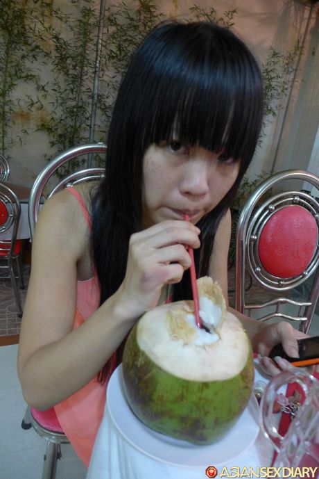 亞洲少女 Lan C 在床上做愛前脫光衣服