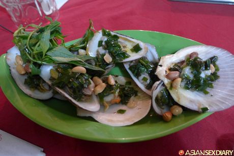 亞洲少女 Lan C 在床上做愛前脫光衣服