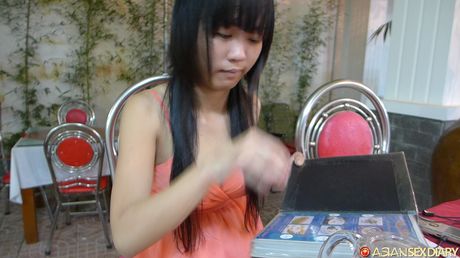 亞洲少女 Lan C 在床上做愛前脫光衣服