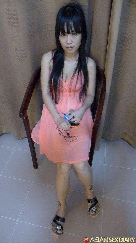 亞洲少女 Lan C 在床上做愛前脫光衣服