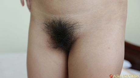 優秀な女の子のランCは、バルコニーで大きなお尻と露出した体を披露します