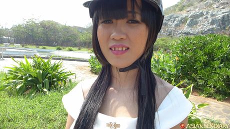 優酷女孩Lan C在陽台上炫耀她的大屁股並展示她裸露的身體