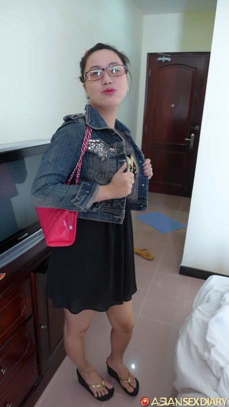 Asiatisk skønhed Quyen får sit hår trukket ud under et knepperi på en seng