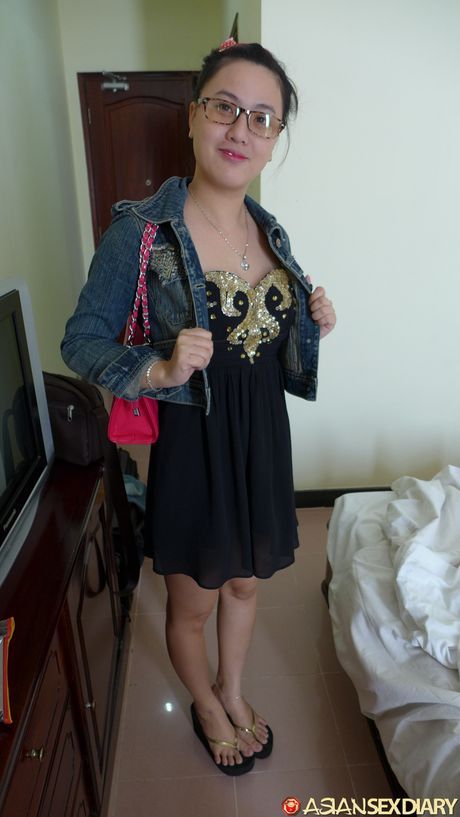 Asiatisk skønhed Quyen får sit hår trukket ud under et knepperi på en seng