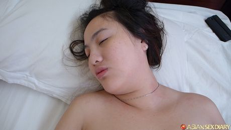 Asiatisk skønhed Quyen får sit hår trukket ud under et knepperi på en seng