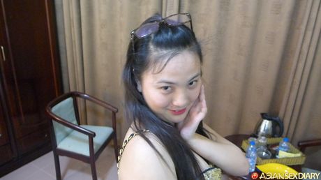 聾啞女孩 Quyen 在陰道性交前先舔陰部