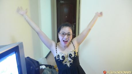 聾啞女孩 Quyen 在陰道性交前先舔陰部