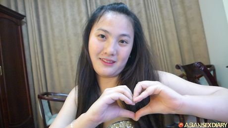 聾啞女孩 Quyen 在陰道性交前先舔陰部