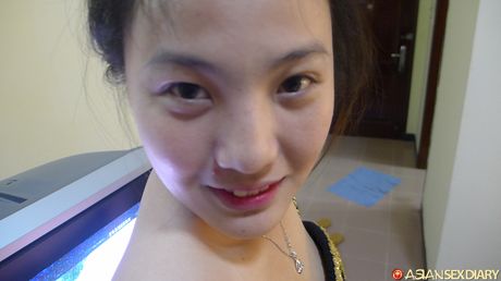 聾啞女孩 Quyen 在陰道性交前先舔陰部