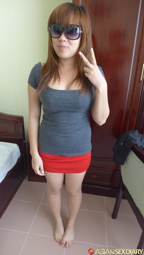 Asiatisk pige, min D, får sin behårede fisse kneppet af en liderlig fyr