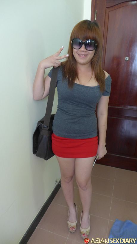 Asiatisk pige, min D, får sin behårede fisse kneppet af en liderlig fyr