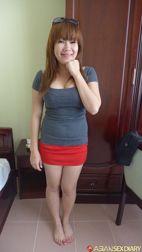 Asiatisk pige, min D, får sin behårede fisse kneppet af en liderlig fyr