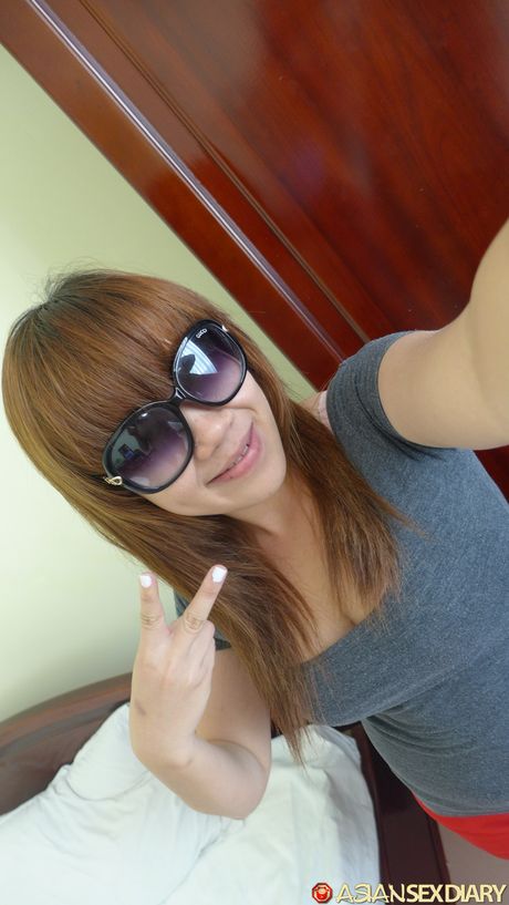 Asiatisk pige, min D, får sin behårede fisse kneppet af en liderlig fyr