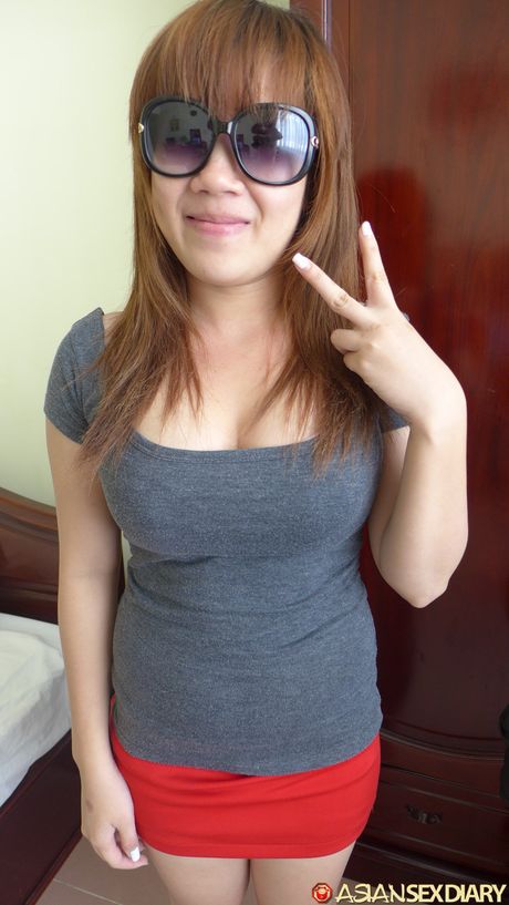 Asiatisk pige, min D, får sin behårede fisse kneppet af en liderlig fyr