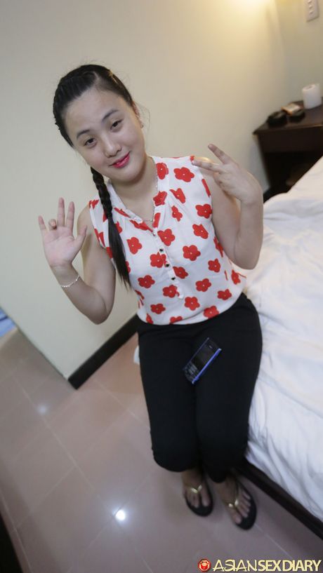 アジアンドールのクイエンが指ファックの前に裸になる