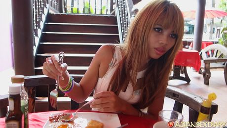 Smuk asiatisk teenager Mint får sin behårede fisse fingret og kneppet