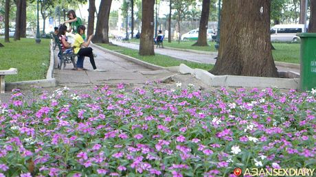 深色頭髮的少女我的 C 被一個好色的陌生人操了她的毛茸茸的陰部