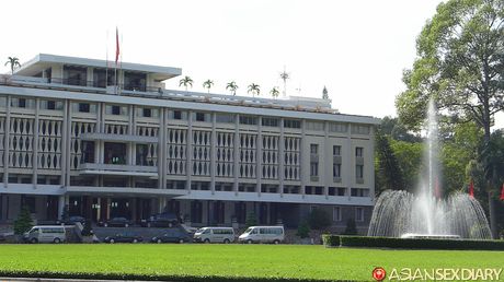 深色頭髮的少女我的 C 被一個好色的陌生人操了她的毛茸茸的陰部