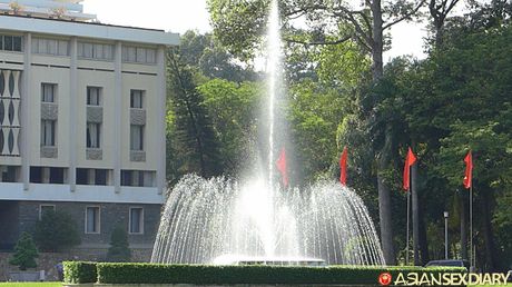 深色頭髮的少女我的 C 被一個好色的陌生人操了她的毛茸茸的陰部