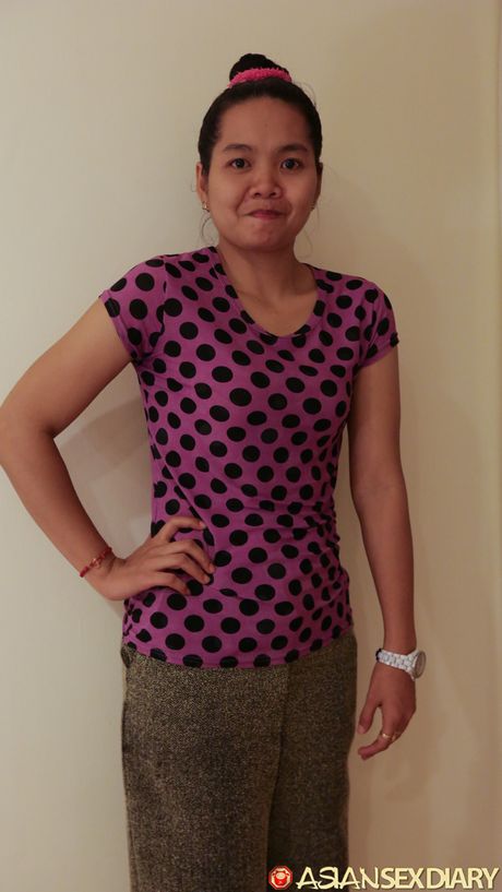 性感亞洲按摩師 Joy B 脫光衣服，張開雙腿進行陰部按摩