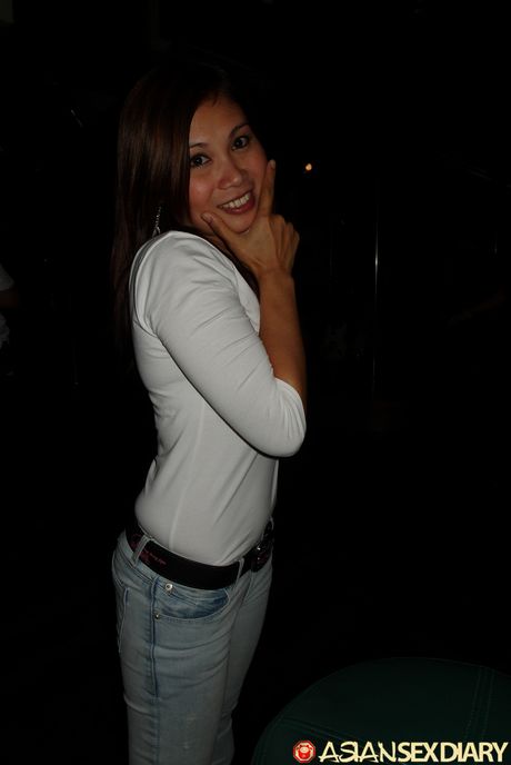 Asiatisk skønhed Lulu B tager en sæd i ansigtet efter en fuck