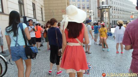 亞洲封面女郎 Jenny B 的陰道被假陽具塞滿，勃起