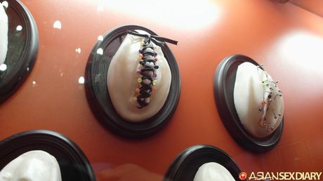 亞洲封面女郎 Jenny B 的陰道被假陽具塞滿，勃起