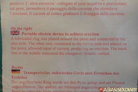 亞洲封面女郎 Jenny B 的陰道被假陽具塞滿，勃起