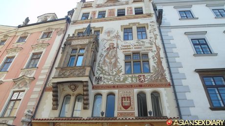 亞洲封面女郎 Jenny B 的陰道被假陽具塞滿，勃起