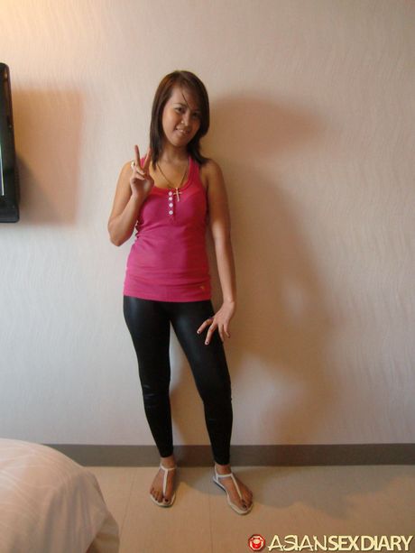 亞洲封面女郎 Jenny B 的陰道被假陽具塞滿，勃起