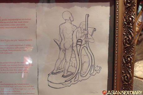 亞洲封面女郎 Jenny B 的陰道被假陽具塞滿，勃起