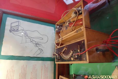 亞洲封面女郎 Jenny B 的陰道被假陽具塞滿，勃起