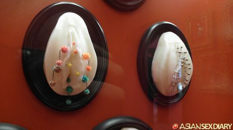 亞洲封面女郎 Jenny B 的陰道被假陽具塞滿，勃起