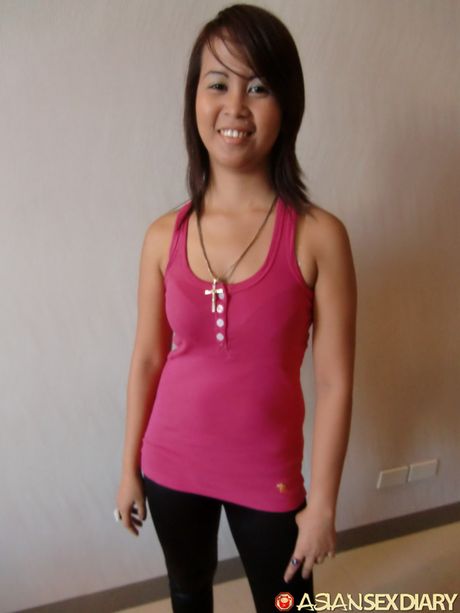 亞洲封面女郎 Jenny B 的陰道被假陽具塞滿，勃起