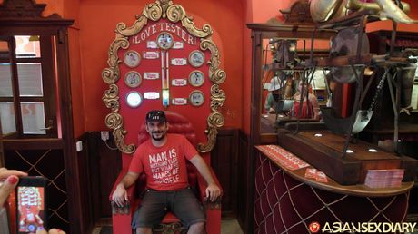 亞洲封面女郎 Jenny B 的陰道被假陽具塞滿，勃起