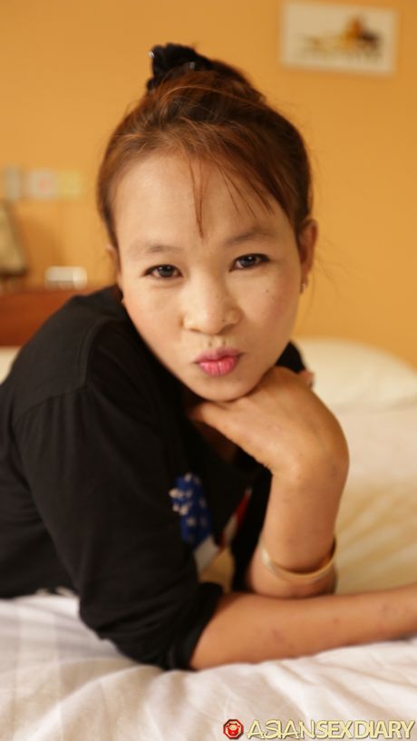 ホットなアジアのMILFポンは彼女の素晴らしいラックを誇示し、角質の男に犯される