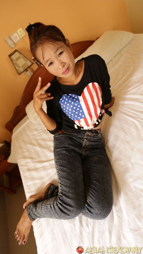 ホットなアジアのMILFポンは彼女の素晴らしいラックを誇示し、角質の男に犯される