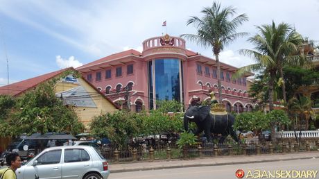 ホットなアジアのMILFポンは彼女の素晴らしいラックを誇示し、角質の男に犯される