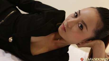 アジアの美女My Bは指ファックの前にすべての服を脱ぎます