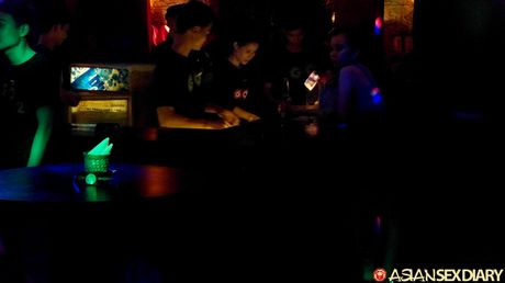 セクシーなアジアのLyは、ストリップして毛深いオマンコを披露し、ソロオナニーをします