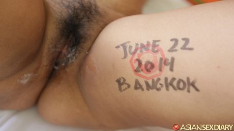 セクシーなアジアのMILFアリは彼女の大きな胸を披露し、彼女の毛深い猫を取得します