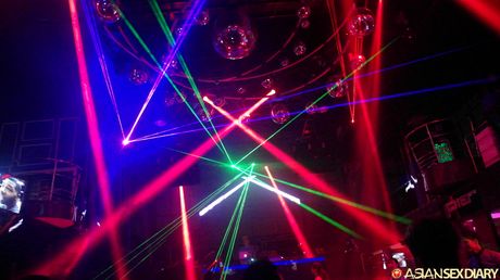 Asiatisk sød Pang bliver nøgen på et tæppe før en vaginal