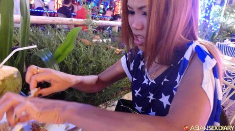 Pang er en slank asiatisk teenager, der elsker at være nøgen og onanere