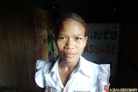 亞洲青少年業餘脫光衣服後與雞隻發生性關係