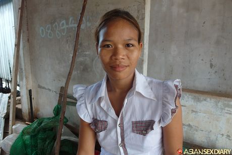 亞洲青少年業餘脫光衣服後與雞隻發生性關係