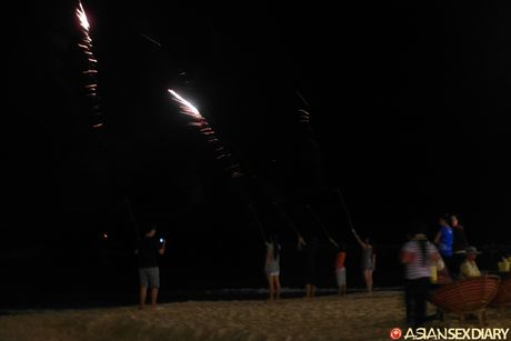 亞洲青少年業餘脫光衣服後與雞隻發生性關係