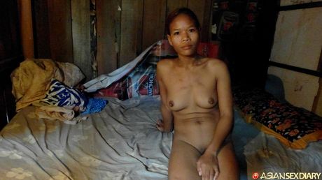 亞洲青少年業餘脫光衣服後與雞隻發生性關係