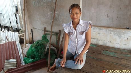 Asiatisk teenager amatør bliver nøgen før hun har sex med en kylling
